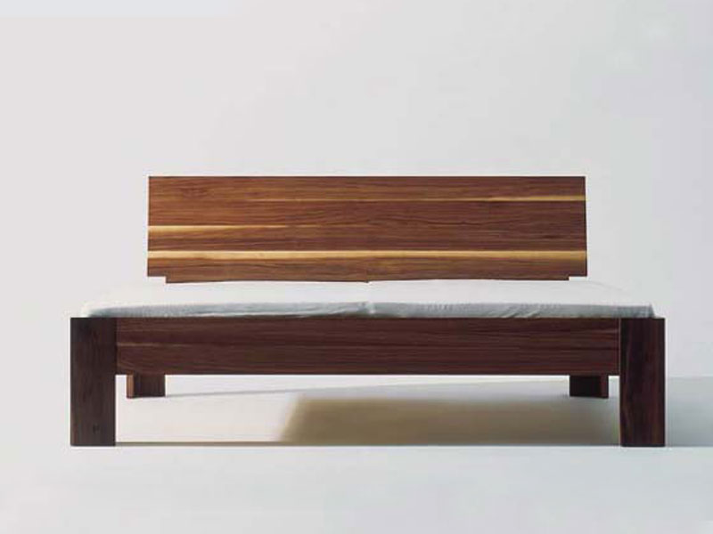 Bett mit Steckverbindern aus Holz