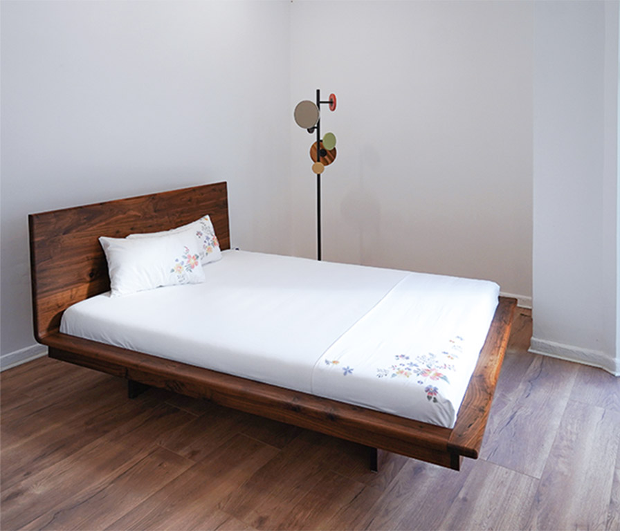 Schöne Massivholzbetten bei bios affair Frankfurt