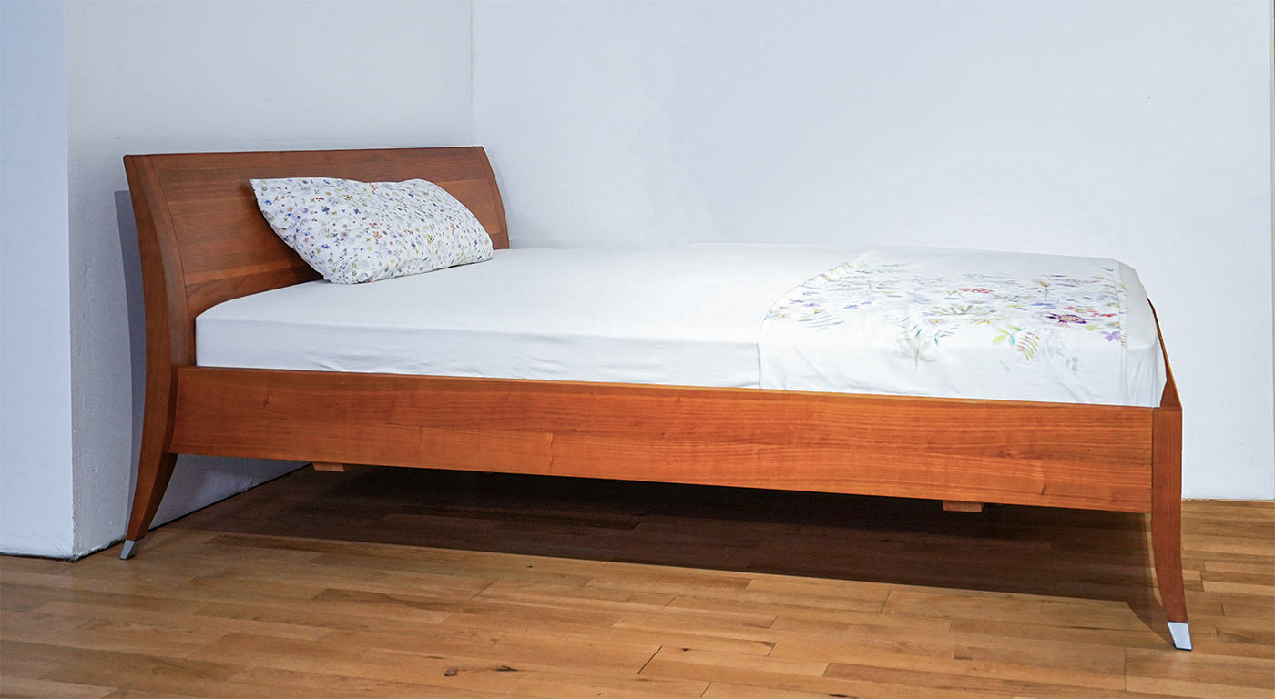 Schönes Bett aus Kirschholz bei bios affair Frankfurt