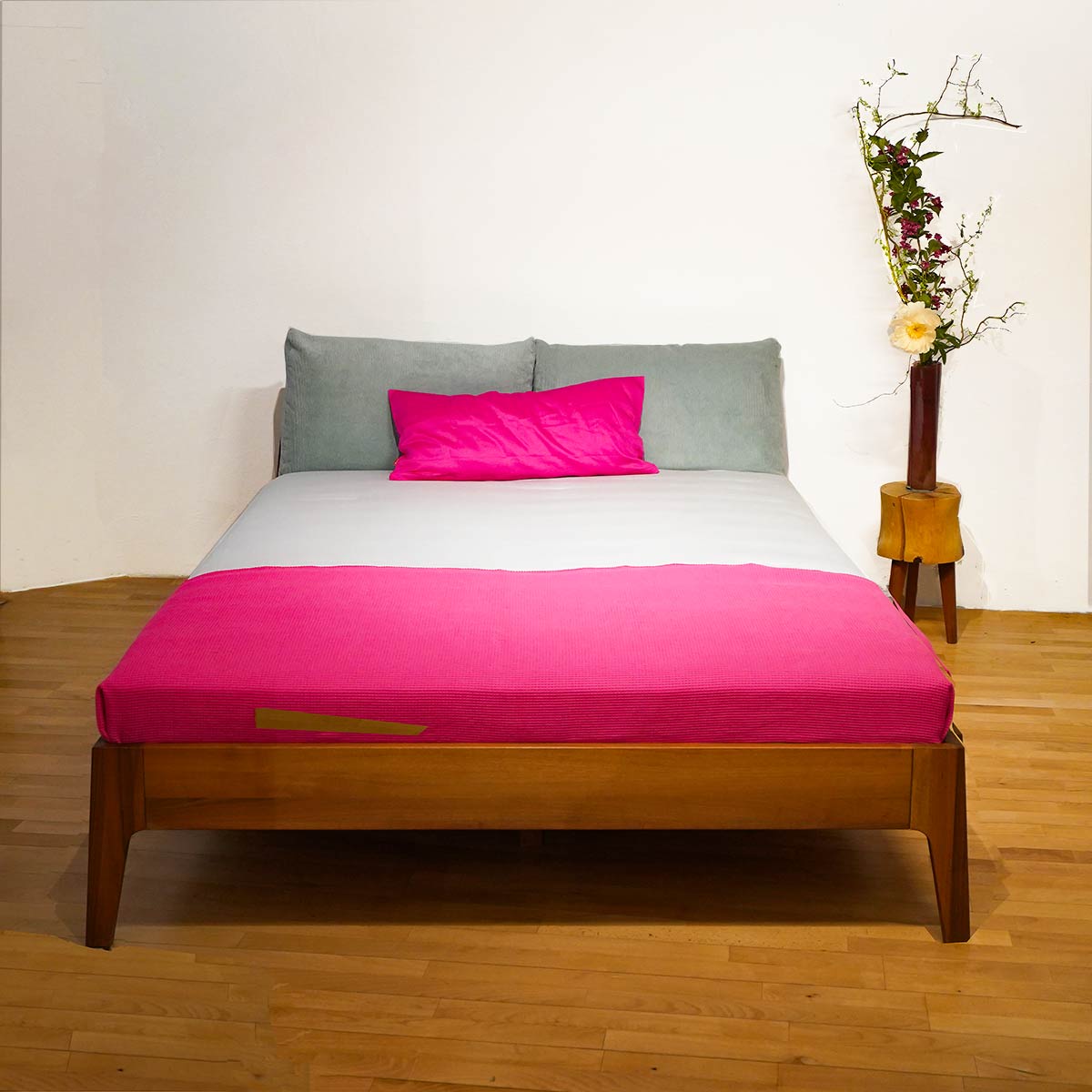 Bett mit Polsterrücken