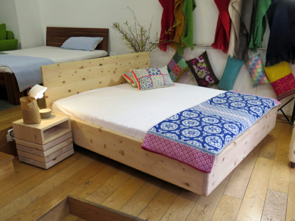 Massives Bett aus Zirbenholz