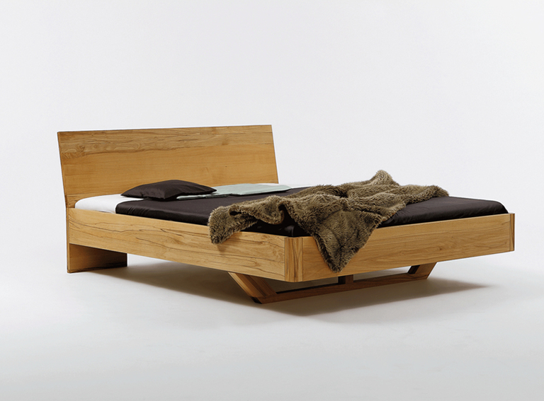 Massives Bett mit Fuß als Holzkufe