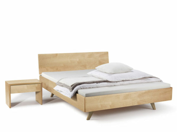 bed in maple