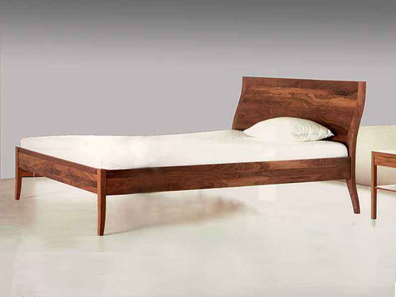 Bett mit dunklem Holz