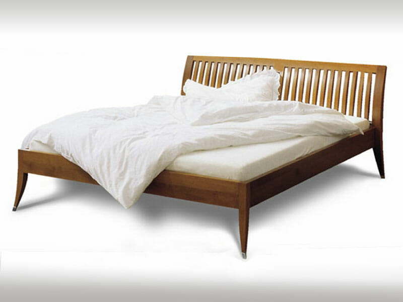 Klassisches Bett mit Gitterlehne