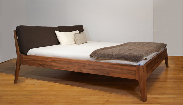 Bett aus Nussbaum mit Rückenkissen bei bios affair Frankfurt