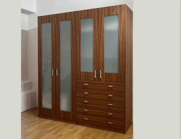 Schrank aus Nussbaum